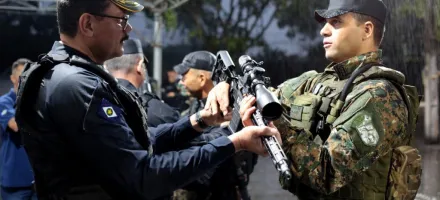 Governo de MT entrega R$ 2,3 milh�es em fuzis e drones ao Bope