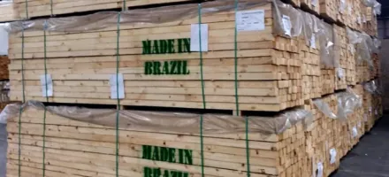 Guerra entre EUA e Ir� impacta exporta��es brasileiras de madeira e amplia incertezas no setor