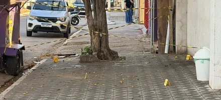 Homem morre em pra�a de VG com tr�s facadas; veja v�deo