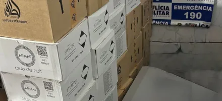 Pol�cia Militar prende homem com 14 caixas de produtos contrabandeados em Alto Araguaia