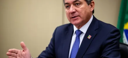 Ex-governador Taques admite culpa na derrota e volta para disputar Senado em 2026
