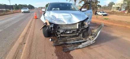 Carros colidem na BR-163 em Sinop: motoristas se ferem e viaturas ficam destru�das no local