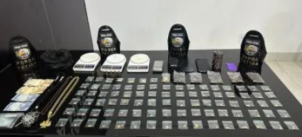 Pol�cia prende casal e encontra 93 por��es de drogas escondidas na mata em Nova Mutum