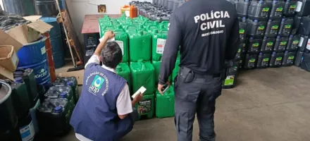 Pol�cia Civil e ANP apreendem mais de 2,6 mil litros de �leo lubrificante em distribuidora de Cuiab�