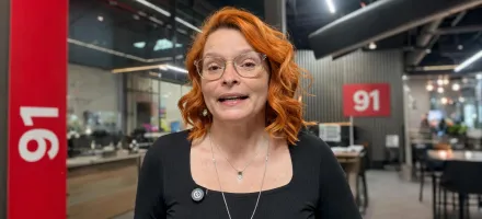 Mandioca descartada vira ra��o nutritiva e barata para o gado na seca, em Mato Grosso