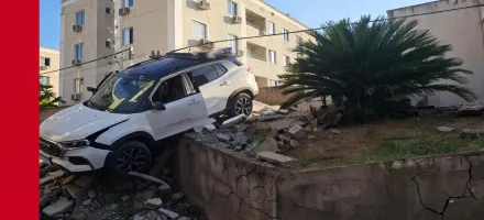 Carro bate em muros, fica pendurado entre condom�nios e motorista embriagado foge