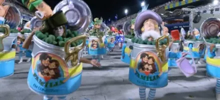 Desfile em homenagem a Lula retrata fam�lia tradicional em latas de conserva