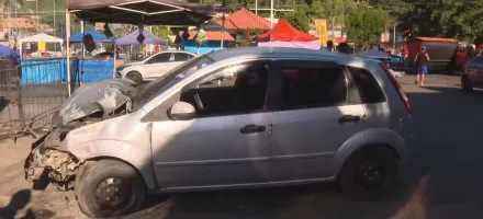 Carro desgovernado atropela foli�es em Duque de Caxias e deixa cinco feridos