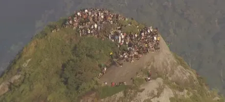 Turistas ficam 'ilhados' no Morro Dois Irm�os durante tiroteio no Vidigal; Avenida Niemeyer foi fechada