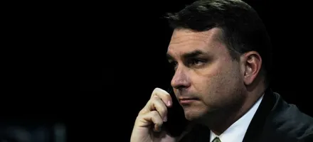 Fl�vio Bolsonaro diz que pai mandou ele 'ficar firme' ap�s den�ncia de financiamento de filme