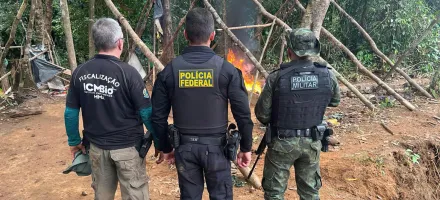 Pol�cia Federal destr�i garimpos ilegais no Amap� e Par�