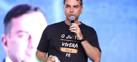 Fl�vio Bolsonaro visita Trump e especialista diz que isso pode atrapalhar sua candidatura
