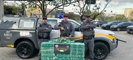 Pol�cia de SP prende motorista com 250 kg de pasta base de coca�na e fuzil ap�s fuga em rodovia