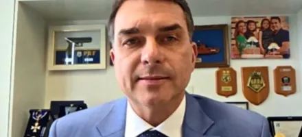 Fl�vio Bolsonaro pediu dinheiro para banqueiro e maioria dos brasileiros acha que ele errou