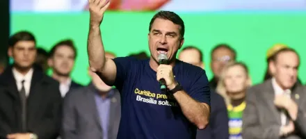 Fl�vio Bolsonaro defende o Bolsa Fam�lia e critica preconceito contra quem recebe o benef�cio