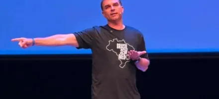Filho de Bolsonaro quer tratar mil�cias como terroristas