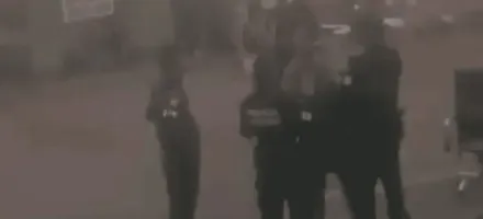 Mulher � presa ap�s xingar outra de 'sapatona nojenta' em briga de rua