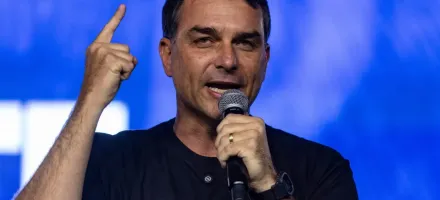 Fl�vio Bolsonaro promete lutar contra novas taxas dos EUA em evento com Tarc�sio