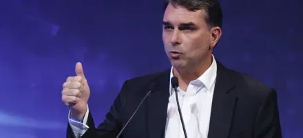 Fl�vio Bolsonaro prop�e aos EUA limite no uso do Pix e pede adiamento de tarifas