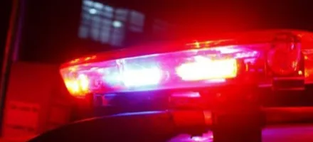 M�e abandona tr�s filhos com fome em casa e � presa em bar