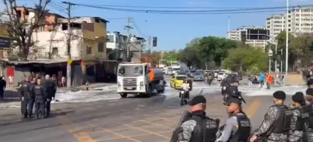 Protestos contra a��o policial fecham vias no Rio e deixam tr�nsito ca�tico