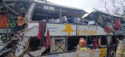 �nibus clandestino tomba na Serra de Petr�polis e mata 10 pessoas