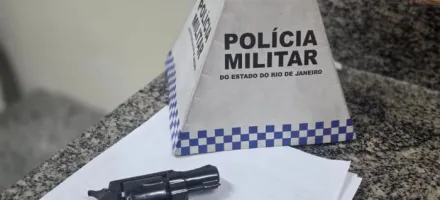 Adolescente � detido com rev�lver durante opera��o policial em Bonsucesso