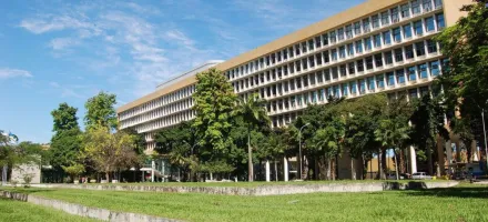 Jovem � espancado na UFRJ por usar camiseta com caveira e se defende: 'N�o sou nazista, sou estudante de hist�ria'
