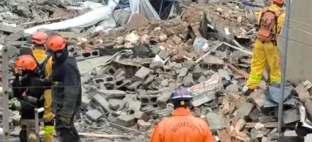 Menina � salva de pr�dio que caiu e outras duas pessoas morrem em S�o Paulo