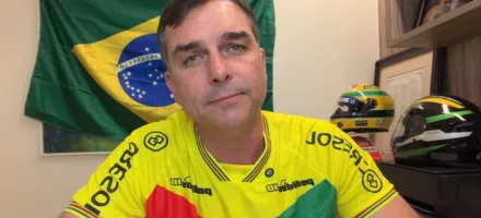 Fl�vio Bolsonaro diz que Lula chama pobres de burros e critica aumento do Bolsa Fam�lia