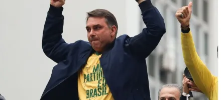 Fl�vio Bolsonaro acusa Lula de aumentar Bolsa Fam�lia para 'comprar votos' e mostra 'desespero'