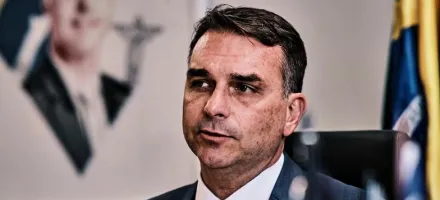 Foto de Fl�vio Bolsonaro em saf�ri na �frica do Sul aparece com investigados no caso do INSS