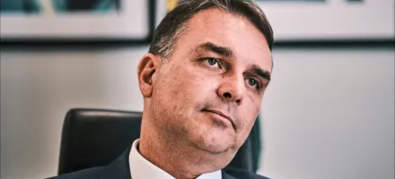 Fl�vio Bolsonaro acusa ministro Dino de usar justi�a para perseguir rivais pol�ticos