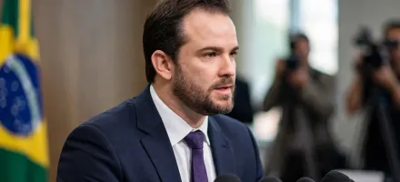 Ministro revela: dinheiro de fac��o criminosa bancou o filme sobre Bolsonaro