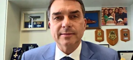 Mensagem falsa sobre Fl�vio Bolsonaro e Nossa Senhora Aparecida viraliza com 181 mil rea��es
