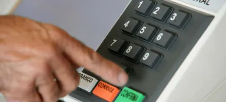 Mais de 900 mil brasileiros no exterior est�o aptos a votar nas elei��es de 2026