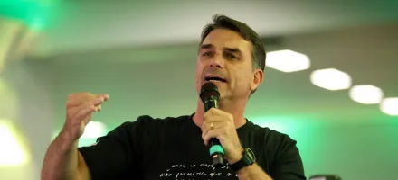 Fl�vio Bolsonaro critica STF e defende fim do foro privilegiado