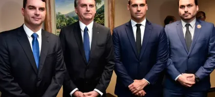 Fl�vio Bolsonaro amea�a mudar Constitui��o ap�s fala pol�mica sobre 'redemocratizar' o pa�s