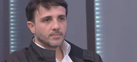 Renan Santos muda de ideia: abandona discursos duros para se aproximar da esquerda e irrita Fl�vio