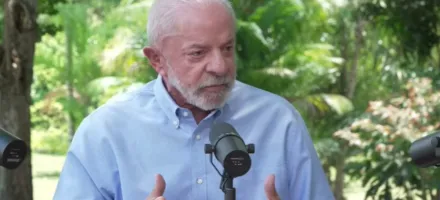 Lula promete brigar na Justi�a contra bloqueio de canal no WhatsApp por desinforma��o