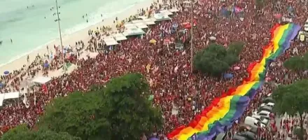 Multid�o gigante toma a praia de Copacabana em apoio a Lula