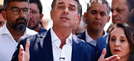Fl�vio Bolsonaro muda de opini�o a 12 dias da elei��o e apoia fim da escala 6x1