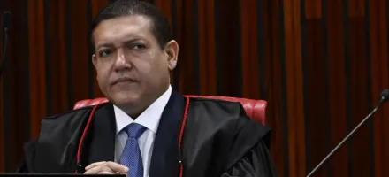 Ministro do TSE bloqueia grupo de WhatsApp de Janones e avisa que Lula pode responder por desinforma��o