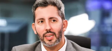 Soci�logo de 41 anos � o grande rival de Celina Le�o no 2� turno no DF