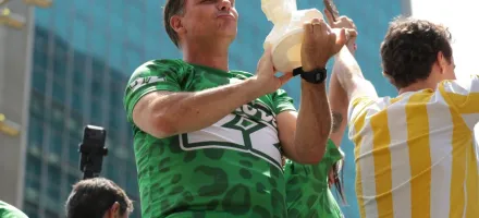 Fl�vio Bolsonaro promete 'esfregar' crimes de Lula no debate