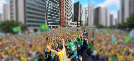 Fl�vio Bolsonaro faz festa com funk e ax� na Avenida Paulista em ato de campanha