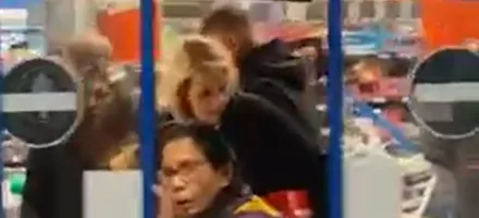 Homem morre ap�s carro invadir supermercado Lidl e crian�as gritarem de terror