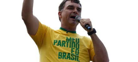 Fl�vio Bolsonaro foge para os EUA e se declara presidente em carta com erro no bras�o