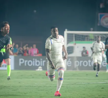 Fortaleza vence Sport com goleada e dispara na briga pelo acesso � S�rie A
