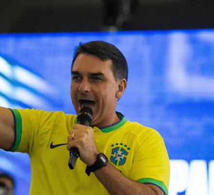 Fl�vio Bolsonaro pede pris�o de servidor do governo por espalhar fake news sobre Nossa Senhora Aparecida